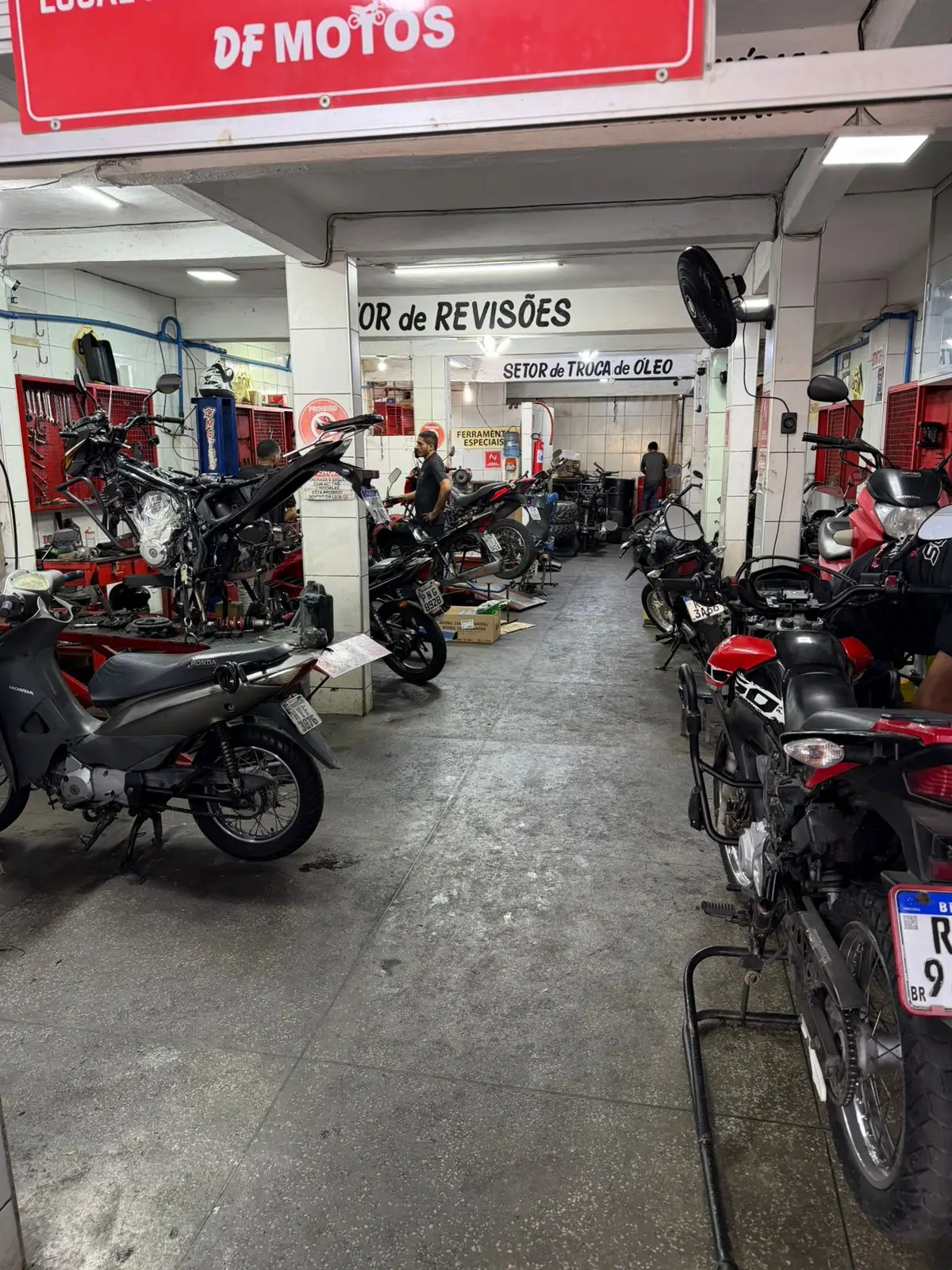 Oficina da DF Motos em Fortaleza com placa Setor de Revisões e motos em manutenção